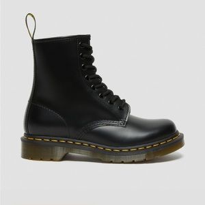 Doc Martens 1460 WOMEN'S SMOOTH LEATHER LACE UP BOOTS BLACK SMOOTH / 11821006